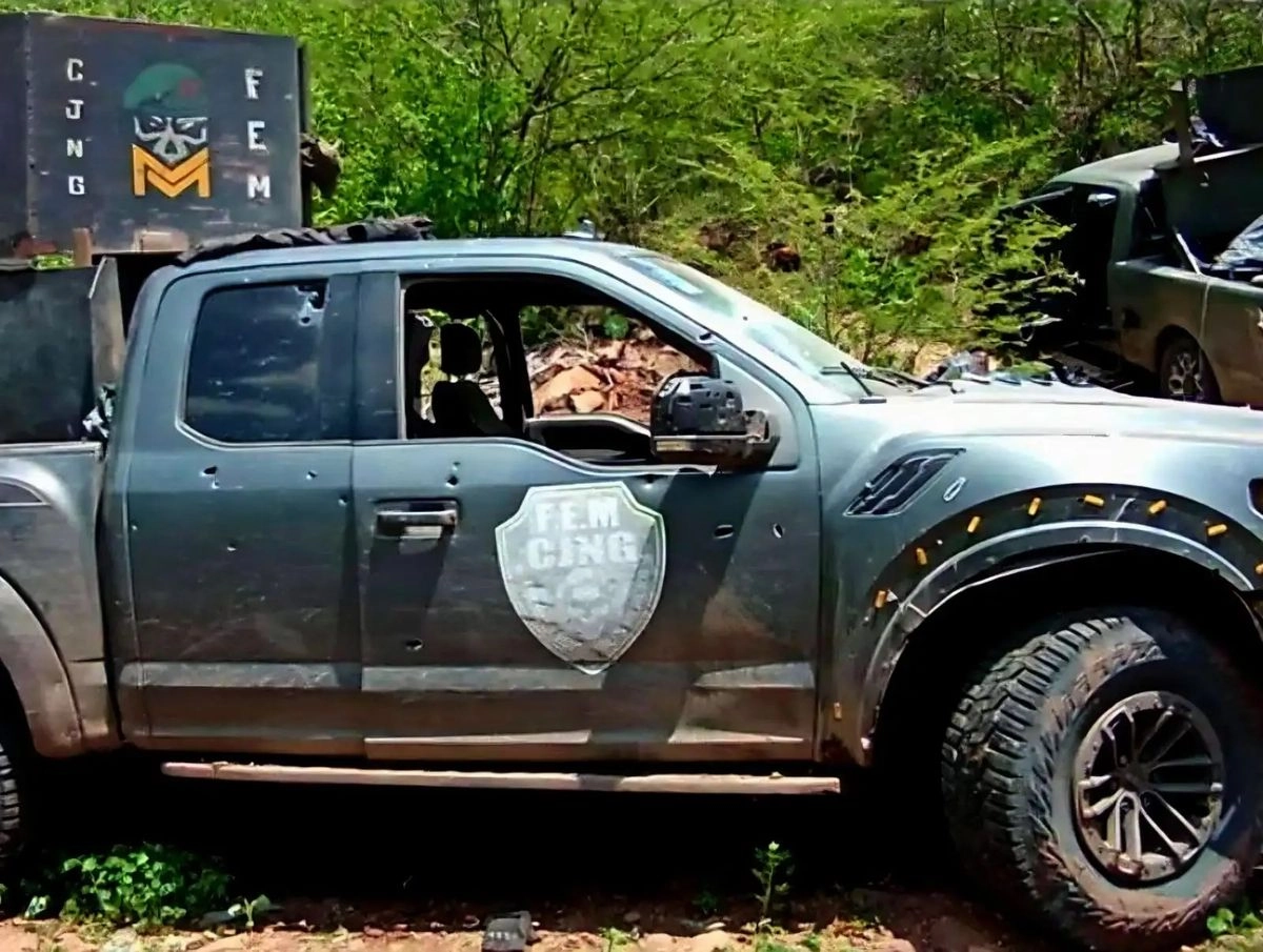 Las dos camionetas decomisadas son de color negro y con las siglas de CJNG. Foto