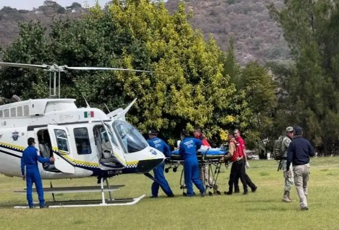 Durante un operativo en la localidad Gallineros, municipio de Cotija, una mina terrestre estalló al paso de una patrulla militar, con saldo de dos fallecidos (uno de ellos al ser trasladado por aire a un hospital) y al menos 10 heridos. Foto ‘La Jornada’