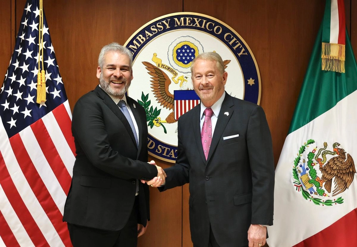 Alfredo Ramírez Bedolla, se reunió con el embajador de Estados Unidos en México, Ronald Johnson, “porque estamos convencidos de que solo así se enfrentan los desafíos comunes, con resultados”, expresó el gobernador de Michoacán.