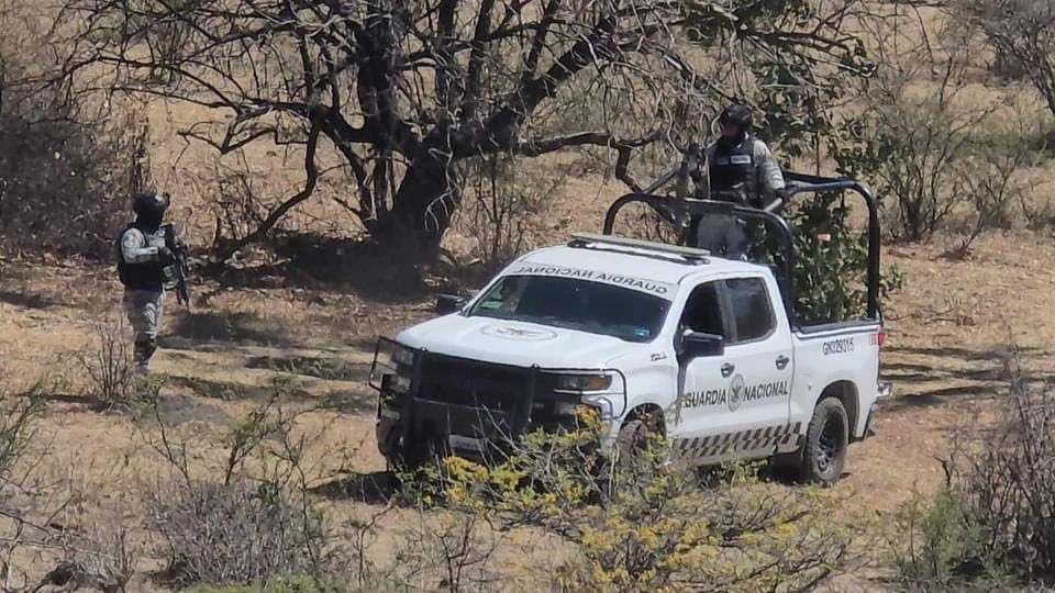 Fuerzas federales y estatales localizaron tres vehículos incendiados y cuatro armas largas, así como cargadores y cartuchos. Foto tomada de X.