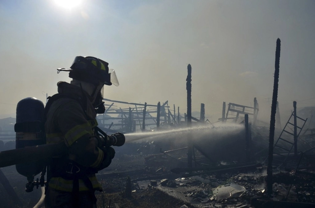 Según los vecinos de la colonia Lomas de Aldea, en la madrugada se escuchó una explosión, al parecer de un tanque de casa, y segundos después la casa de madera y lámina se incendió. Foto Cuartoscuro / Archivo