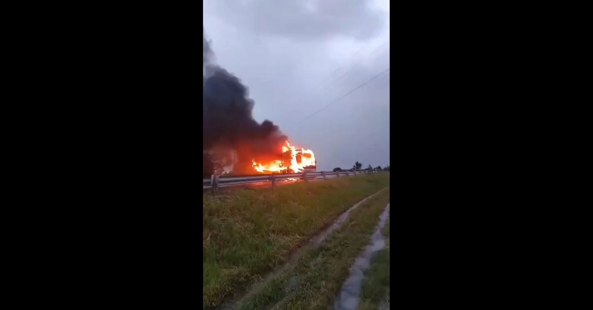 El grupo de inconformes prendió fuego a un autobús que se encontraba sobre la carretera, lo que provocó una fuerte movilización de fuerzas de seguridad y bomberos. Foto