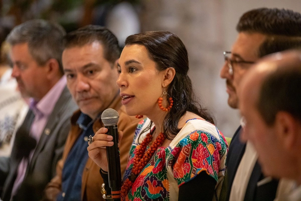 Josefina Rodríguez Zamora, titular de la Secretaría de Turismo, presentó el Tianguis de Pueblos Mágicos y recomendó visitar Michoacán. Foto 