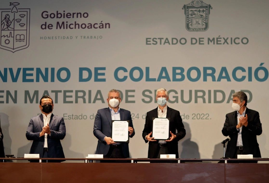 Firma del convenio entre el gobernador de Michoacán, Alfredo Ramírez Bedolla y el mandatario de Edomex, Alfredo del Mazo. Foto Tomada del Twitter @ARBedolla