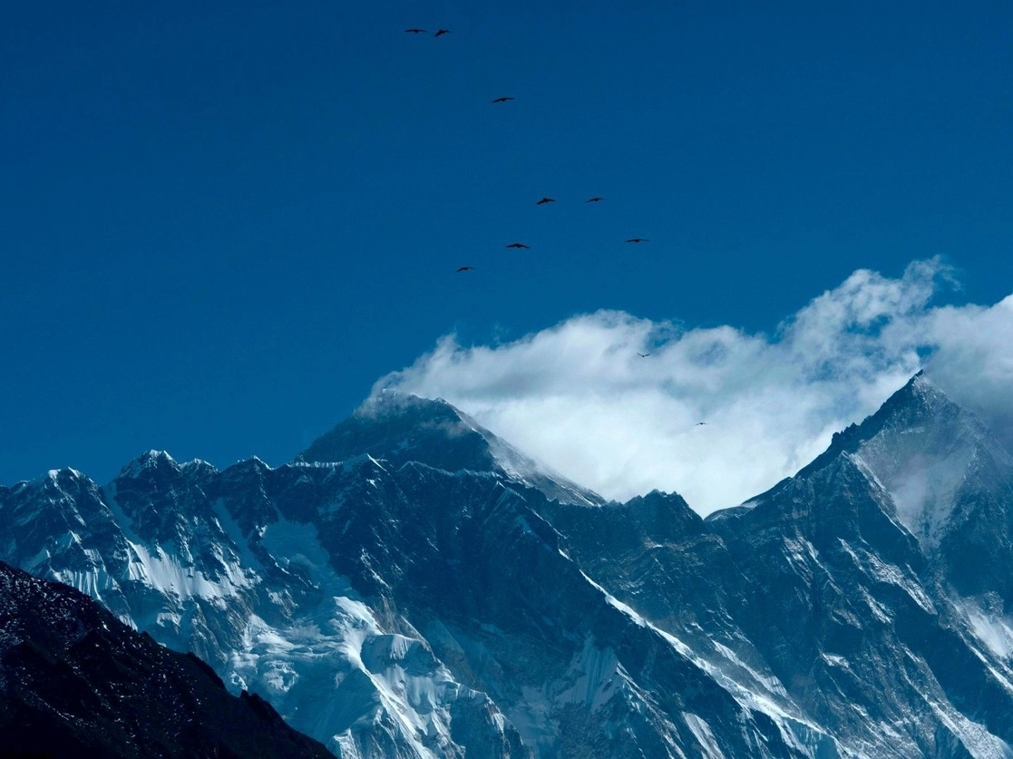 Imagen captada en marzo desde Namche Bazaar, última parada antes del campamento base, a la sombra de la montaña más alta del orbe. Foto Afp