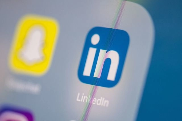 Microsoft informó que cerrará su red social LinkedIn en China debido a un "entorno operativo desafiante", en momentos en que Pekín endurece el control sobre empresas de tecnología. Foto Afp / Archivo