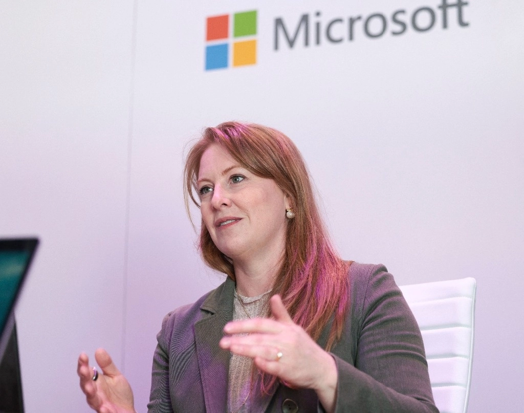 Deirdre Quarnstrom, vicepresidenta de Educación de Microsoft, habla durante una entrevista durante el evento informativo de Microsoft en el edificio Summit del Centro de Convenciones de Seattle en Seattle, Washington, el 21 de mayo de 2024. Foto Afp