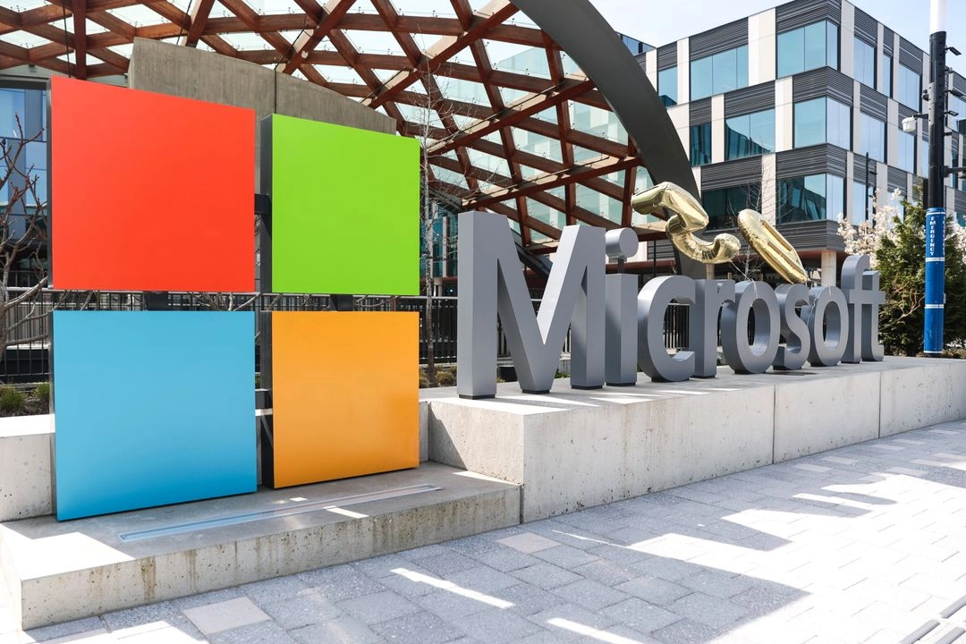 https://www.jornada.com.mx/ndjsimg/images/jornada/jornadaimg/microsoft-despedira-a-cerca-del-3-de-su-plantilla-a-nivel-mundial/microsoft-despedira-a-cerca-del-3-de-su-plantilla-a-nivel-mundial_495cf143-ecae-4ac7-be92-630cf2cc315a_medialjnimgndimage=fullsize