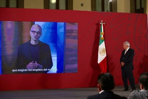 Microsoft, en la innovación por México. Satya Nadella, director de Microsoft (en la pantalla) anunció en la mañanera de ayer una inversión de mil 100 mdd para impulsar el desarrollo digital de México. Foto Jesús Villaseca