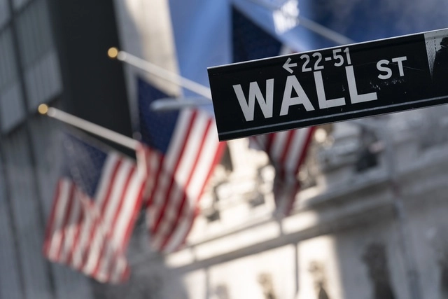 El fabricante de iPhones Apple perdió este viernes su lugar como la mayor empresa por capitalización bursátil de Wall Street, sitio que ahora ocupa Microsoft, tras una caída de precio de las acciones del fabricante de la manzana. Foto Ap