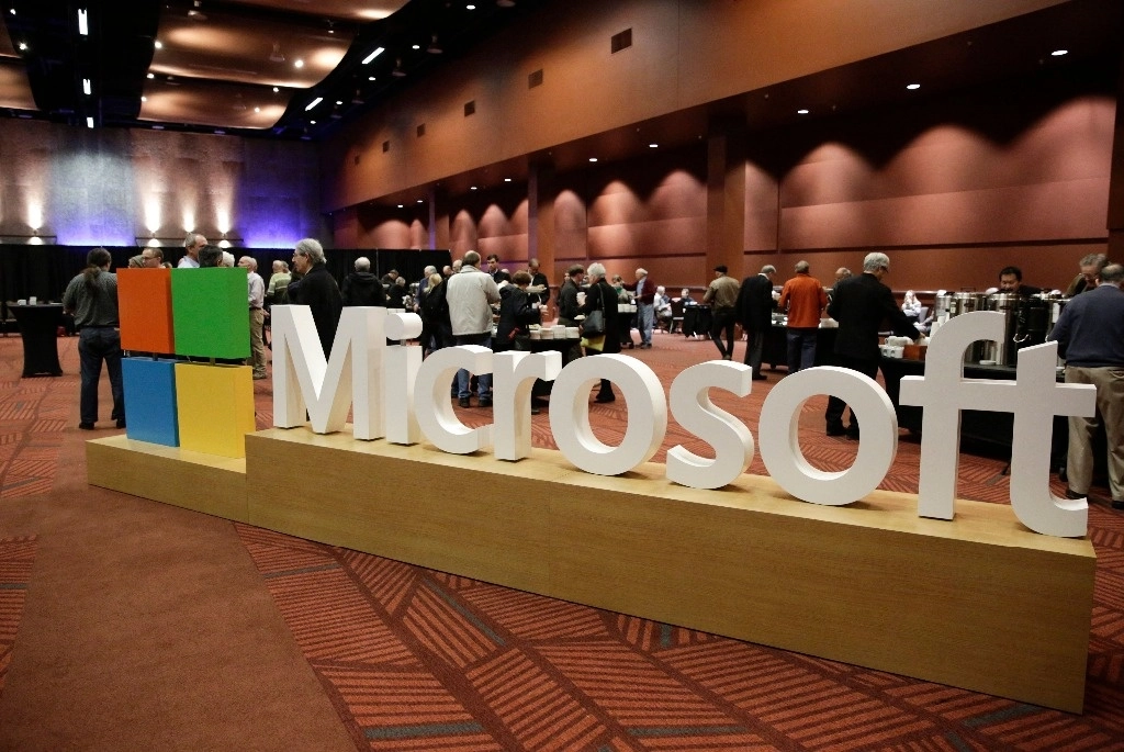 El logotipo de Microsoft en la Asamblea Anual de Accionistas de Microsoft en Bellevue, Washington. Foto Afp