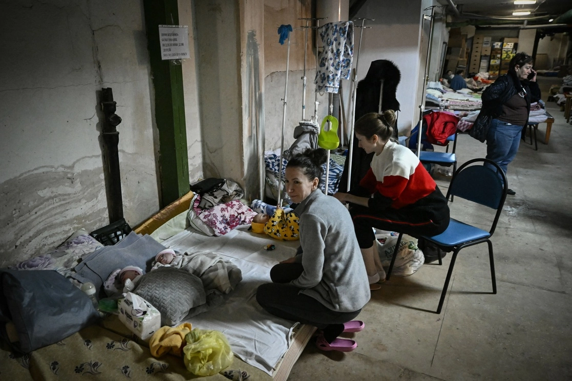 Las mujeres cuidan a sus bebés en el centro de pediatría después de que la unidad fuera trasladada al sótano del hospital que se utiliza como refugio antiaéreo, en Kiev, Ucrania, el 28 de febrero de 2022. Foto Afp