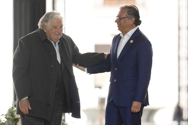 Frente al avance de la derecha y de la ultraderecha en diversas partes de Europa y América, es necesario defender las instituciones democráticas, aseveró el presidente de Colombia, Gustavo Petro. En la imagen, con el ex presidente de Uruguay, José Mujica, durante la conmemoración por el 50 aniversario del golpe de Estado en Chile, en Santiago, el 11 de septiembre de 2023. Foto Ap 