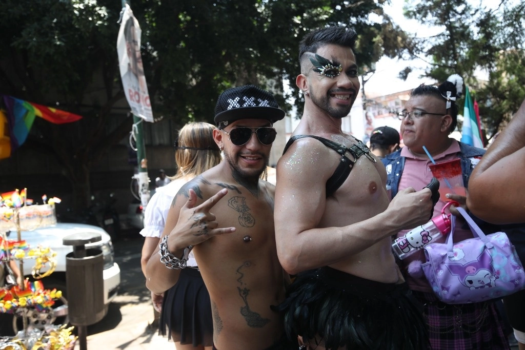 Miembros de la comunidad LGBT+ marcharon en la alcaldía Miguel Hidalgo de la CDMX, para exigir igualdad de derechos. Foto Yazmín Ortega Cortés