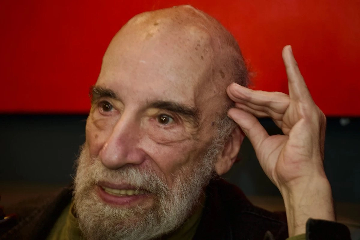 El autor nacido en Santiago inaugurará hoy a las 20 horas el festival Poesía en Voz Alta, donde leerá su obra “Verás”, entre otros textos. 