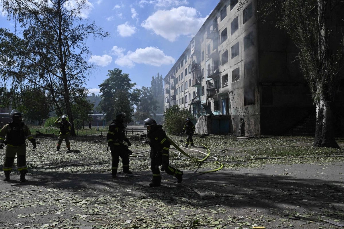 Bomberos ucranios extinguen un incendio en un edificio residencial en el lugar donde se produjo un ataque con drones rusos en la ciudad de Bilozerske, región de Donetsk, el 10 de agosto de 2025. 