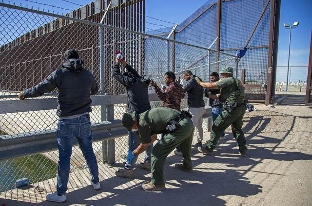 Migrantes detenidos por la Patrulla Fronteriza de EU. Foto Ap