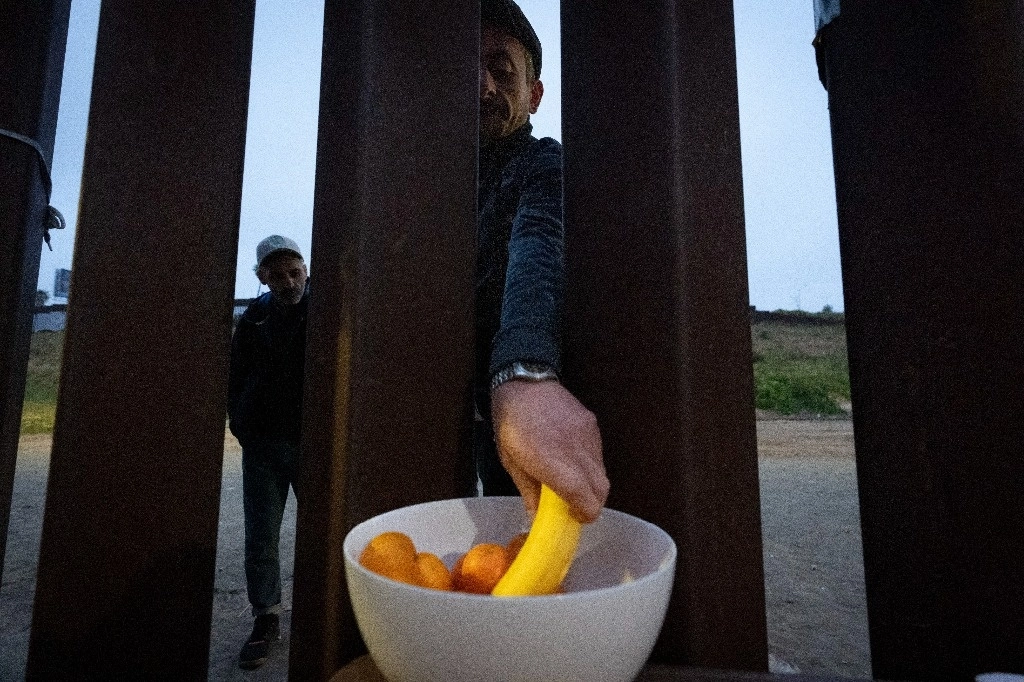 La OIM expuso que el año pasado el número de eventos de personas en situación migratoria irregular (782 mil) subió más de 77 por ciento respecto de 2022. En la imagen, un georgiano –que se encuentra en Tijuana– toma alimento dejado por activistas en San Diego. Foto Ap