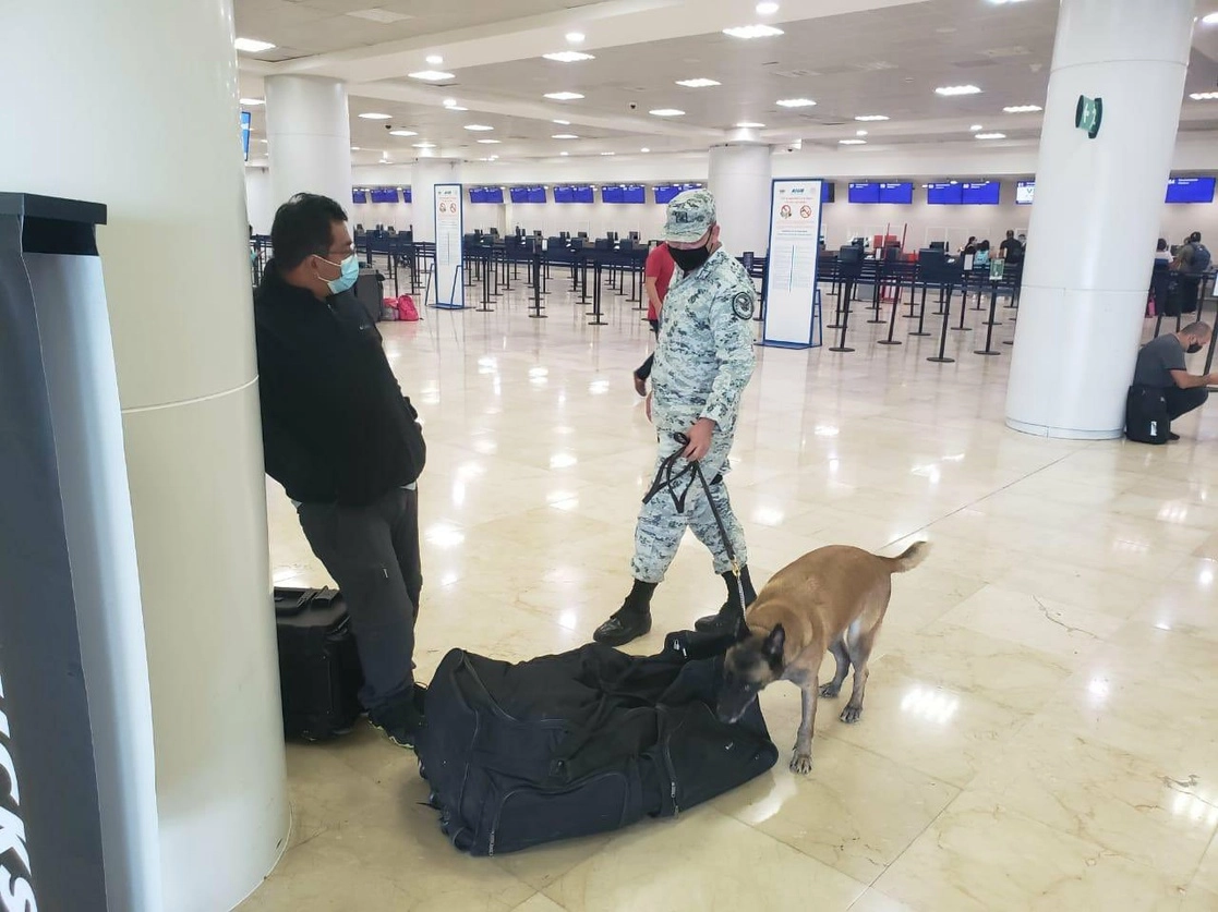 Elemento de la Guardia Nacional durante acciones de vigilancia en el Aeropuerto Internacional de Cancún. Foto tomada de la cuenta de Twitter @GN_MEXICO_
