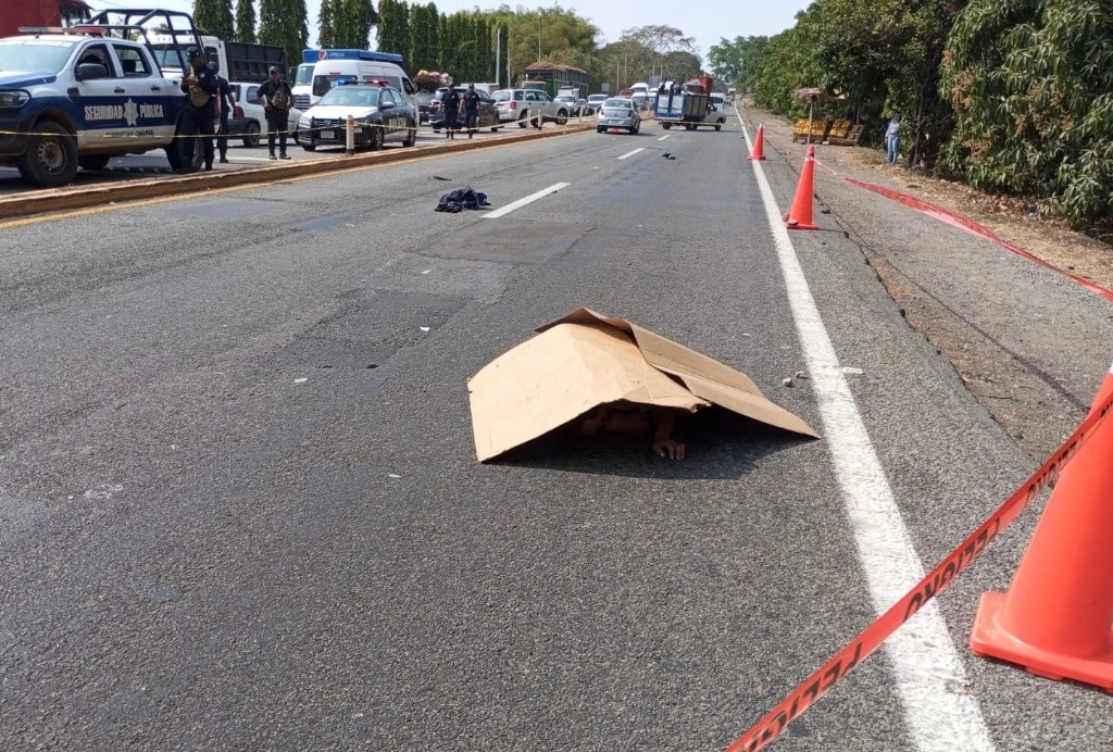 Testigos contaron que el extranjero intentó cruzar la autopista sin la precaución debida por lo que fue arrollado por un vehículo compacto. Foto cortesía para La Jornada.