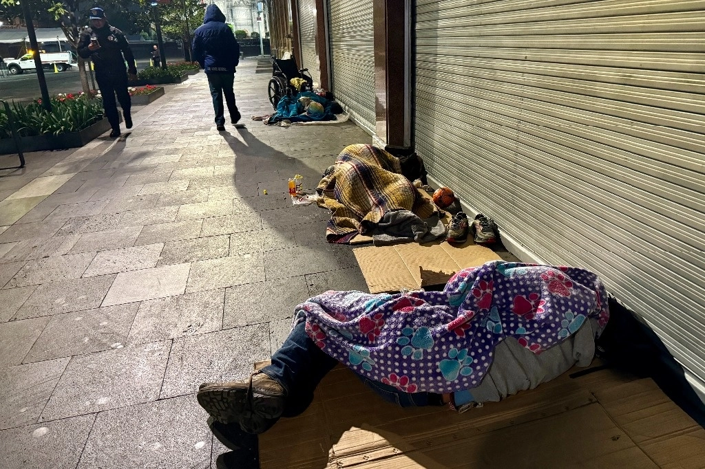 Personas en situación de calle se enfrentan a las bajas temperaturas que se pronostican para las siguientes semanas. Foto La Jornada