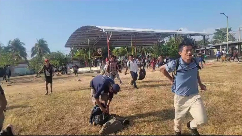 Migrantes huyen de un operativo en el municipio de Mapastepc, Chiapas. Foto Especial