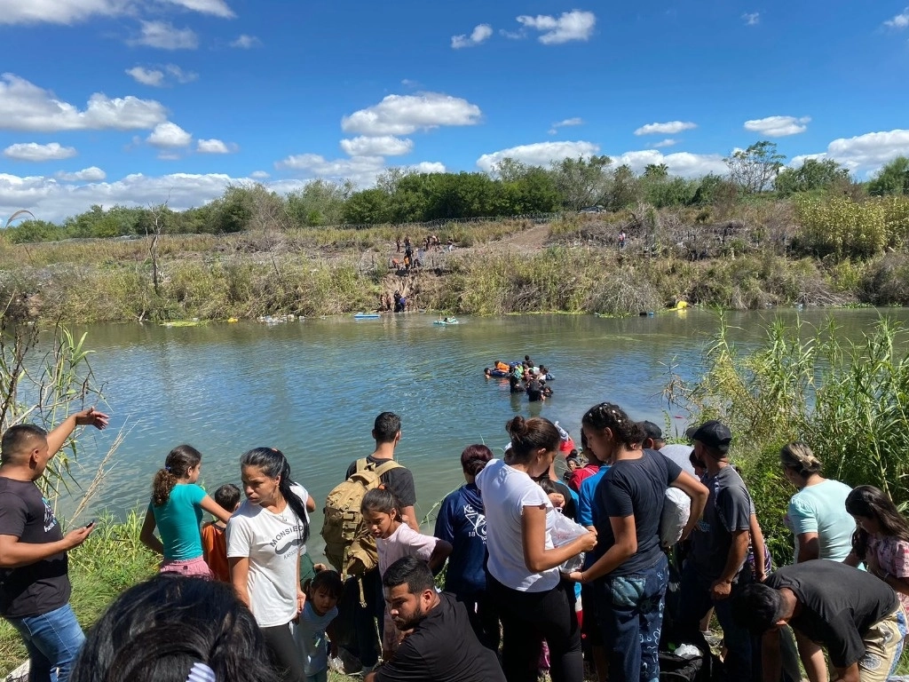 Migrantes se ayudan de una cuerda y balsas inflables para cruzar por el río Bravo desde Matamoros, Tamaulipas a Brownsville, Texas, el 12 de octubre de 2023. Foto Julia Le Duc