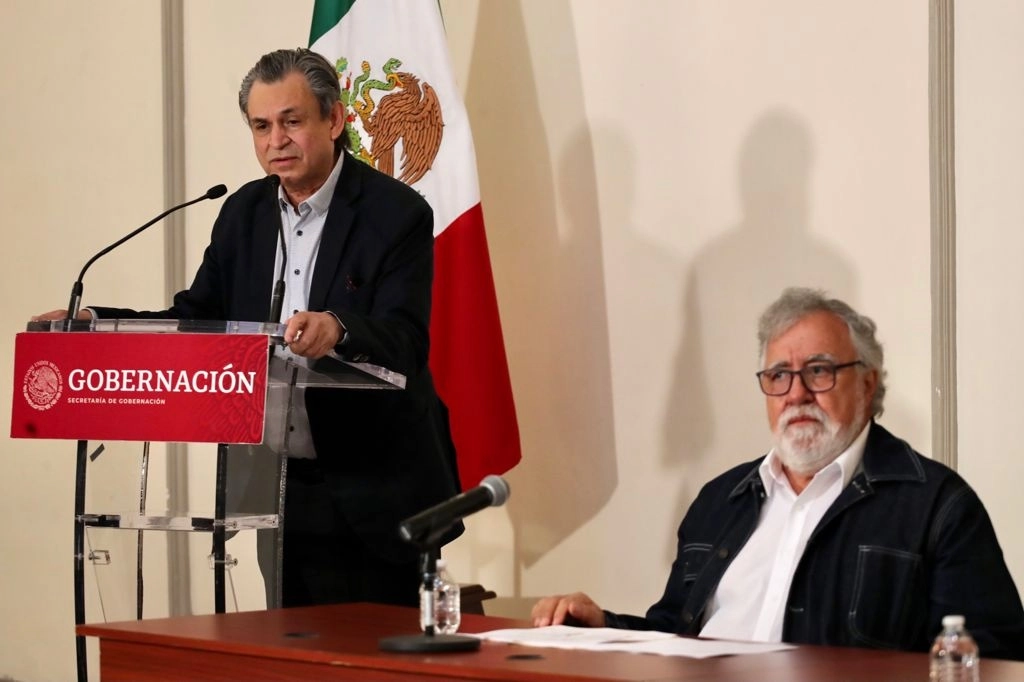 El subsecretario de Derechos Humanos, Población y Migración de la Segob, Alejandro Encinas (der.), y el titular de la Comar, Andrés Ramírez, presentan “los avances en la atención a personas refugiadas y solicitantes que llegan al país”, en la Secretaría de Gobernación, en la CDMX, el 14 de julio de 2021. Foto Roberto García Ortiz