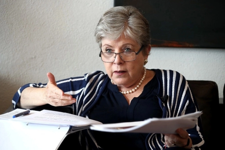 Las aportaciones que más de 37 millones de migrantes mexicanos realizan a la economía de EU no son reconocidas, aun cuando contribuyen con 324 mil millones de dólares anuales en impuestos a esa nación, afirmó la canciller Alicia Bárcena. Foto María Luisa Severiano / Archivo