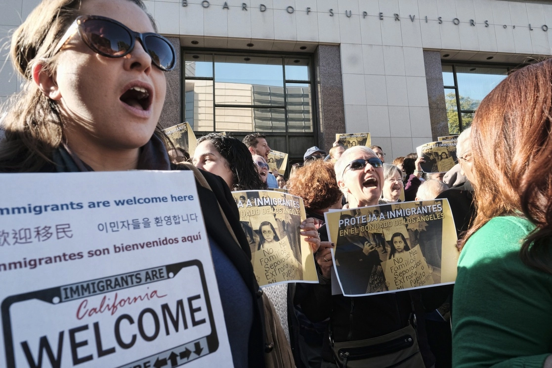 Grupo de personas a favor de los derechos de los migrantes en Los Ángeles. Foto Ap