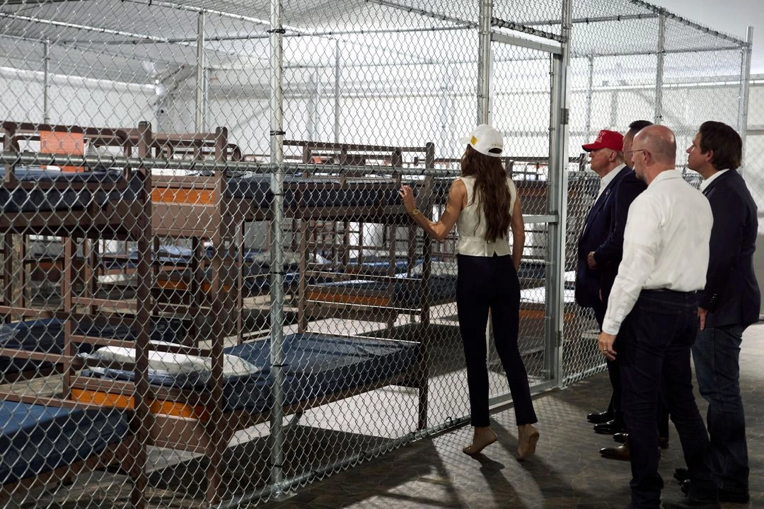 La secretaria de Seguridad Nacional, Kristi Noem, y el presidente Donald Trump visitan Alcatraz de los Caimanes, un nuevo centro de detención de migrantes en el Centro de Capacitación y Transición de Dade-Collier, el martes 1 de julio de 2025, en Ochopee, Florida. Foto  