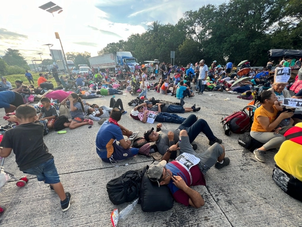 Migrantes protestan en ambos sentidos de la carretera costera de Chiapas; exigen documentos de tránsito, el 8 de noviembre de 2023. Foto Edgar H. Clemente 