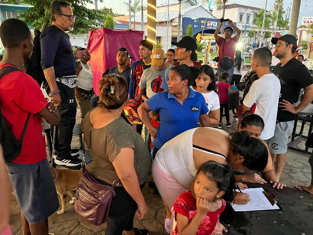 Migrantes sudamericanos varados en Chiapas buscarán obtener amparos para no se detenidos. Foto Edgar H. Clemente 