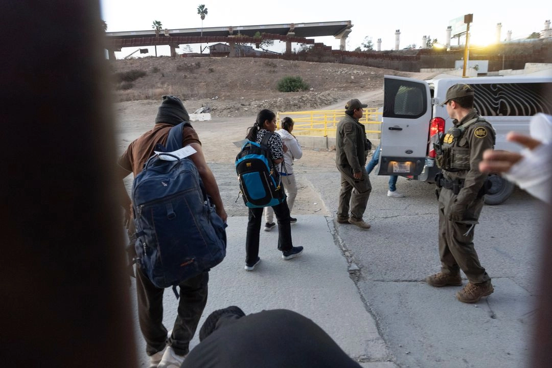 El Ejército de Estados Unidos asumió la supervisión de una franja de 274 kilómetros a lo largo de la frontera estadunidense con México. Foto  