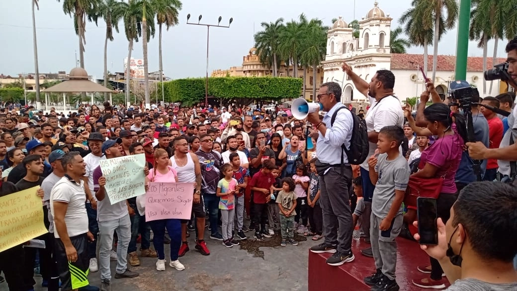 Más de 200 migrantes se manifestaron en el parque Miguel Hidalgo en Tapachula, Chiapas, para exigir al INM que agilice las solicitudes de regularización. Foto ‘La Jornada’
