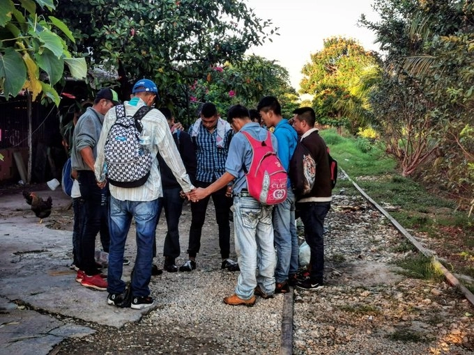 Un grupo de personas migrantes a punto de emprender el camino a la frontera norte de México. Foto @RubenFigueroaDH