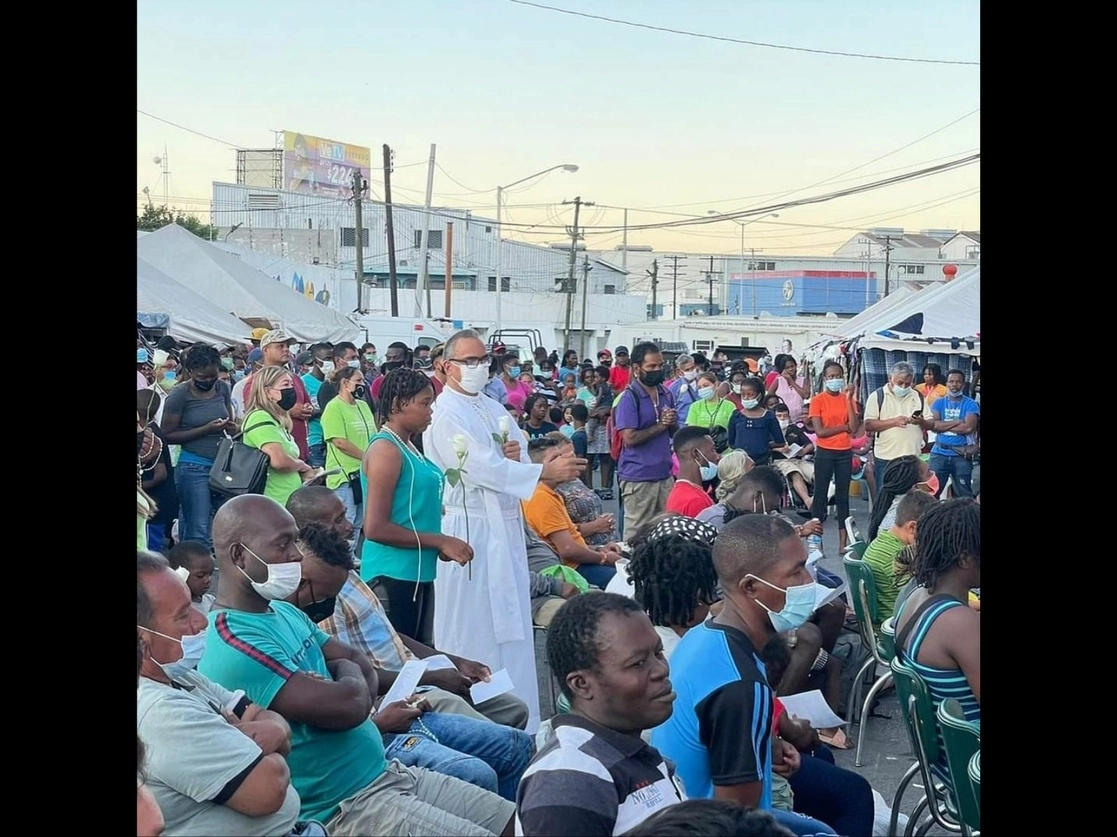 El padre Felipe de Jesús Sánchez afuera de Casa Indi y la Iglesia Santa María Goretti, conviviendo con migrantes haitianos. Foto ‘La Jornada’