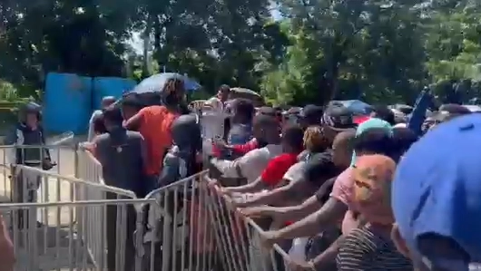 Un grupos de migrantes de Haití intentó entrar por la fuerza a la oficinas migratorias en Tapachula, Chiapas. Foto La Jornada