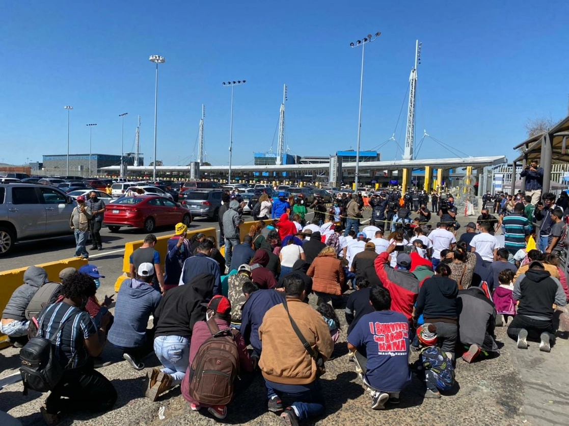 Migrantes de México y centroamérica realizan una oración masiva para pedir que el gobierno de EU permita su ingreso. Foto Lindero Norte