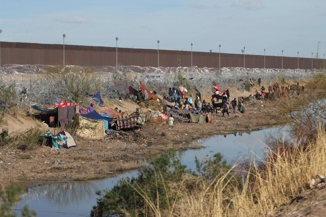 Migrantes en Ciudad Juárez esperan en la frontera con Estados Unidos el momento oportuno para cruzar. Foto Afp
