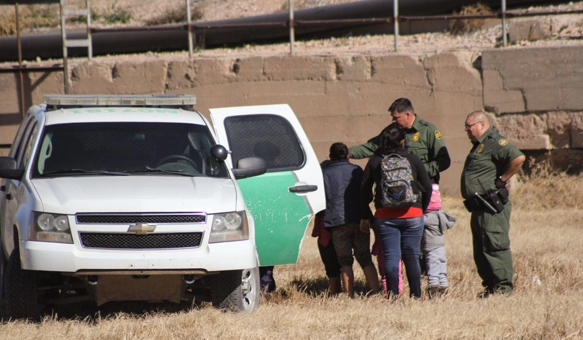 Migrantes originarios de Centroamérica son detenidos por agentes de la Patrulla Fronteriza en el Paso, Texas. Foto 