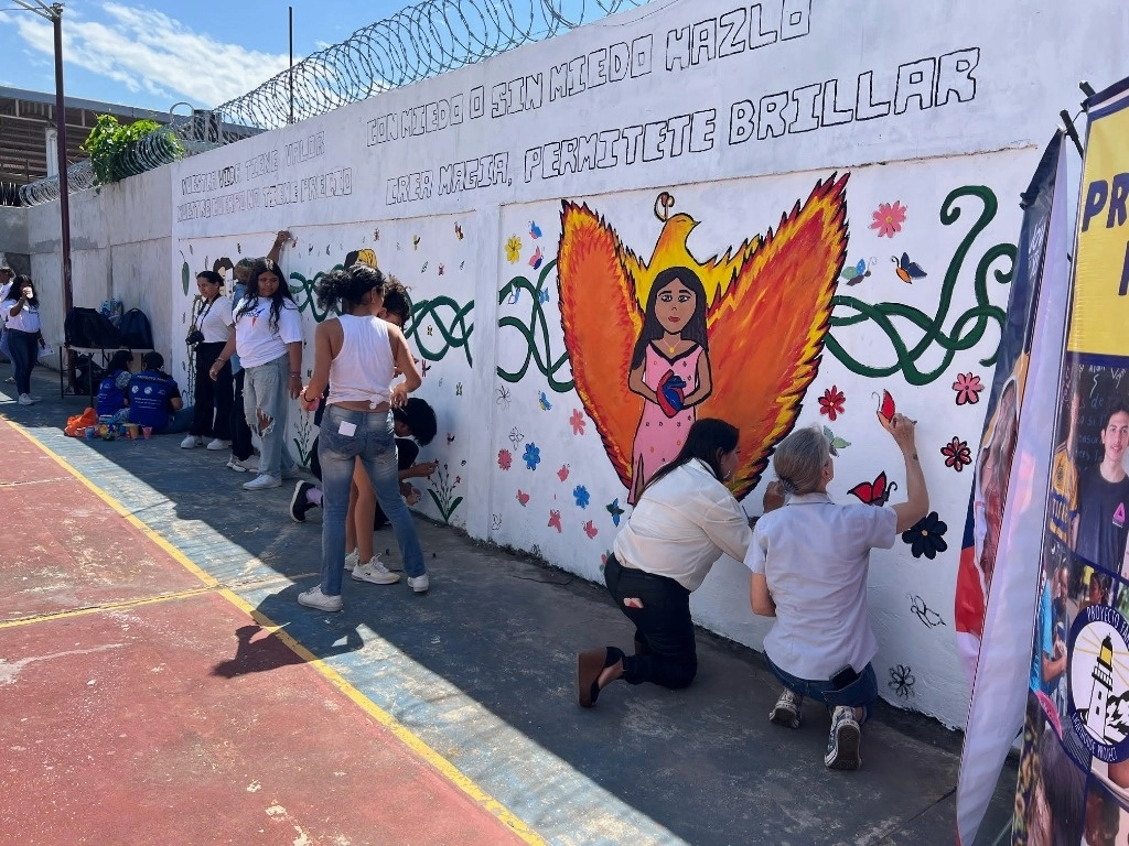 A través del mural se busca sensibilizar, exigir y pedir respeto hacia las mujeres. Foto Edgar H. Clemente