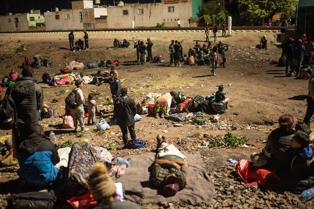 Migrantes provenientes de distintos países esperan el tren a un costado de las vías, en Irapuato, Guanajuato. Los migrantes atraviesan los estados restantes arriba del tren hasta llegar a la frontera norte del país, desde donde buscan ingresar a Estados Unidos. Foto Cuartoscuro 