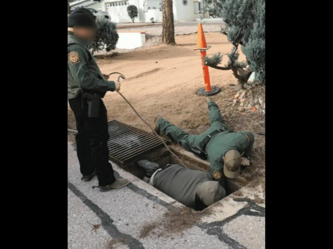 Agentes de la Patrulla Fronteriza auxiliaron a los dos migrantes atrapados en la red del drenaje pluvial que conecta a Sonora, México, con Arizona, EU, el 23 de febrero de 2023. Foto ‘La Jornada’