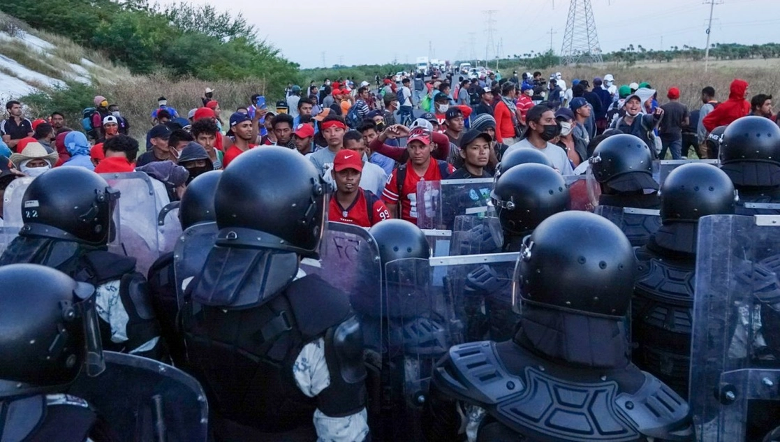 Los mil 200 migrantes que avanzan en caravana por el sur del país se dividieron en dos bloques que siguen la misma ruta, asistidos en todo momento por autoridades, informó Adán Augusto López. La imagen, durante su llegada a La Ventosa, Oaxaca. Foto Cuartoscuro