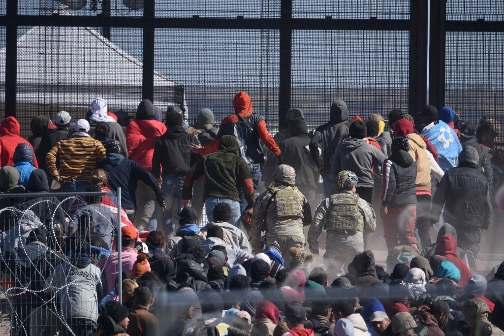 Más de 300 migrantes rompieron la barrera ciclónica y de alambre de púas en la zona conocida como Puerta 36 del bordo del río Bravo, en Ciudad Juárez, Chihuahua. Foto Cuartoscuro 