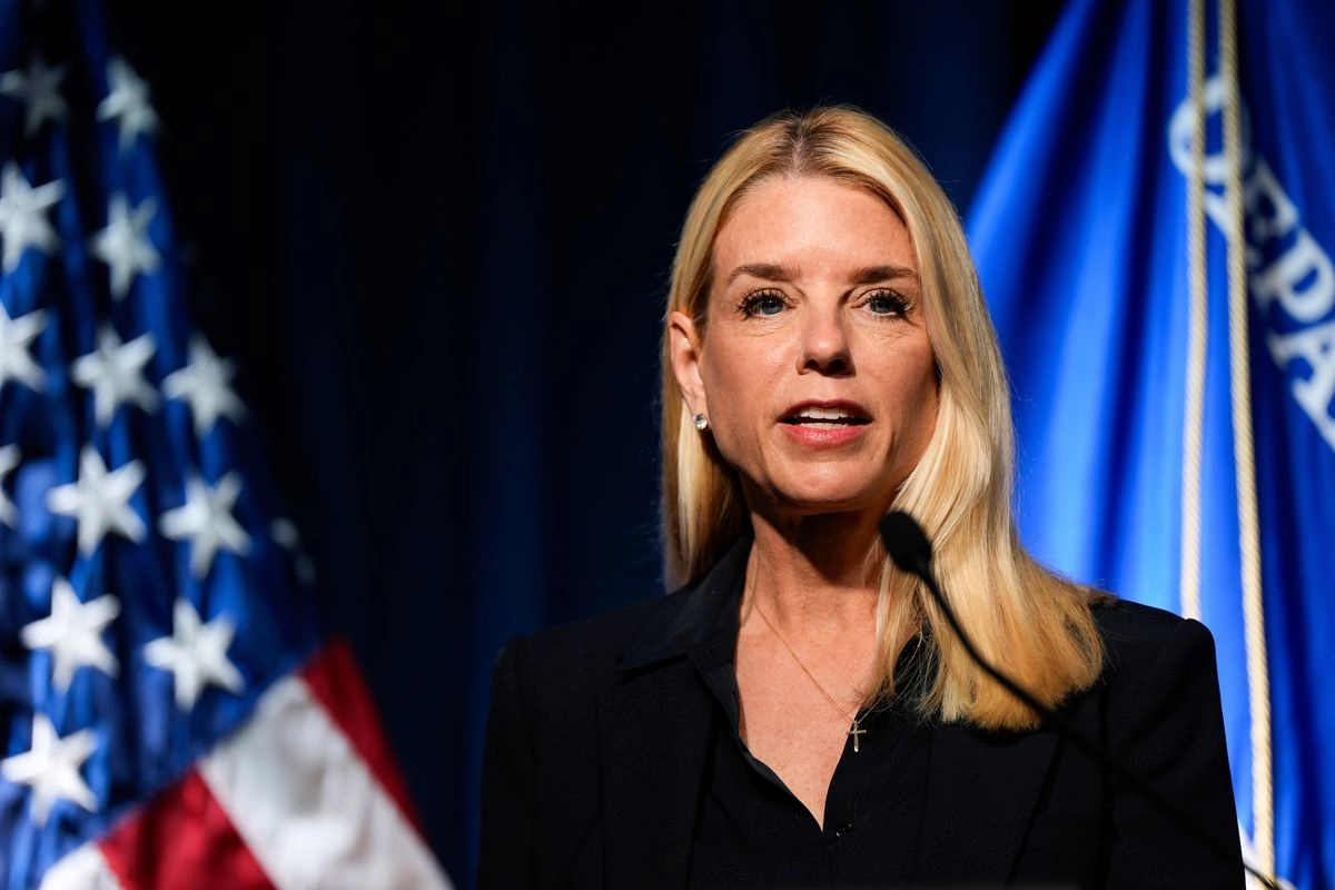 Pam Bondi, titular del Departamento de Justicia y fiscal general de EU, sin presentar pruebas señaló que muchos migrantes irregulares están haciendo el trabajo de los cárteles mexicanos. Foto