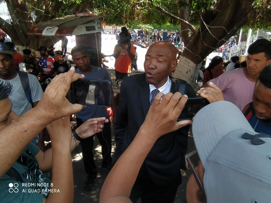 Wilner Metelus, presidente del Comité Ciudadano en Defensa de los Naturalizados y Afromexicanos de visita en Chiapas. Foto La Jornada 
