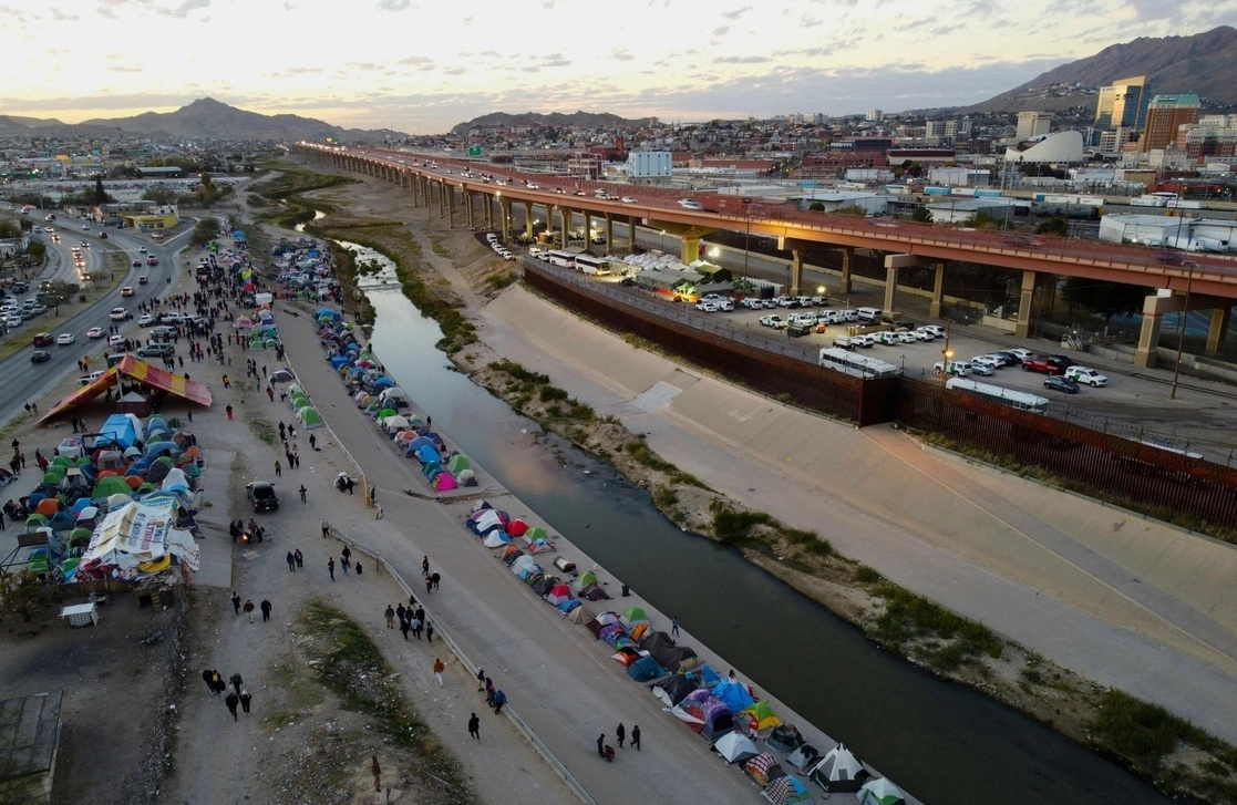 Migrantes venezolanos a las orillas del Río Bravo. Foto Afp / Archivo
