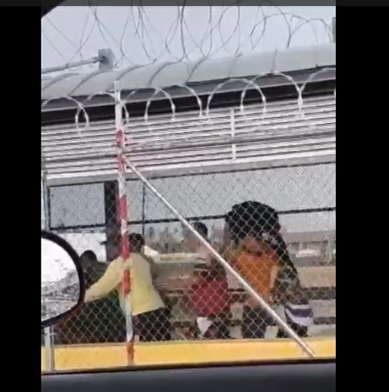 En algunos videos se observa como el grupo de migrantes, entre quienes había menores, corre para intentar cruzar a suelo estadunidense. Foto La Jornada